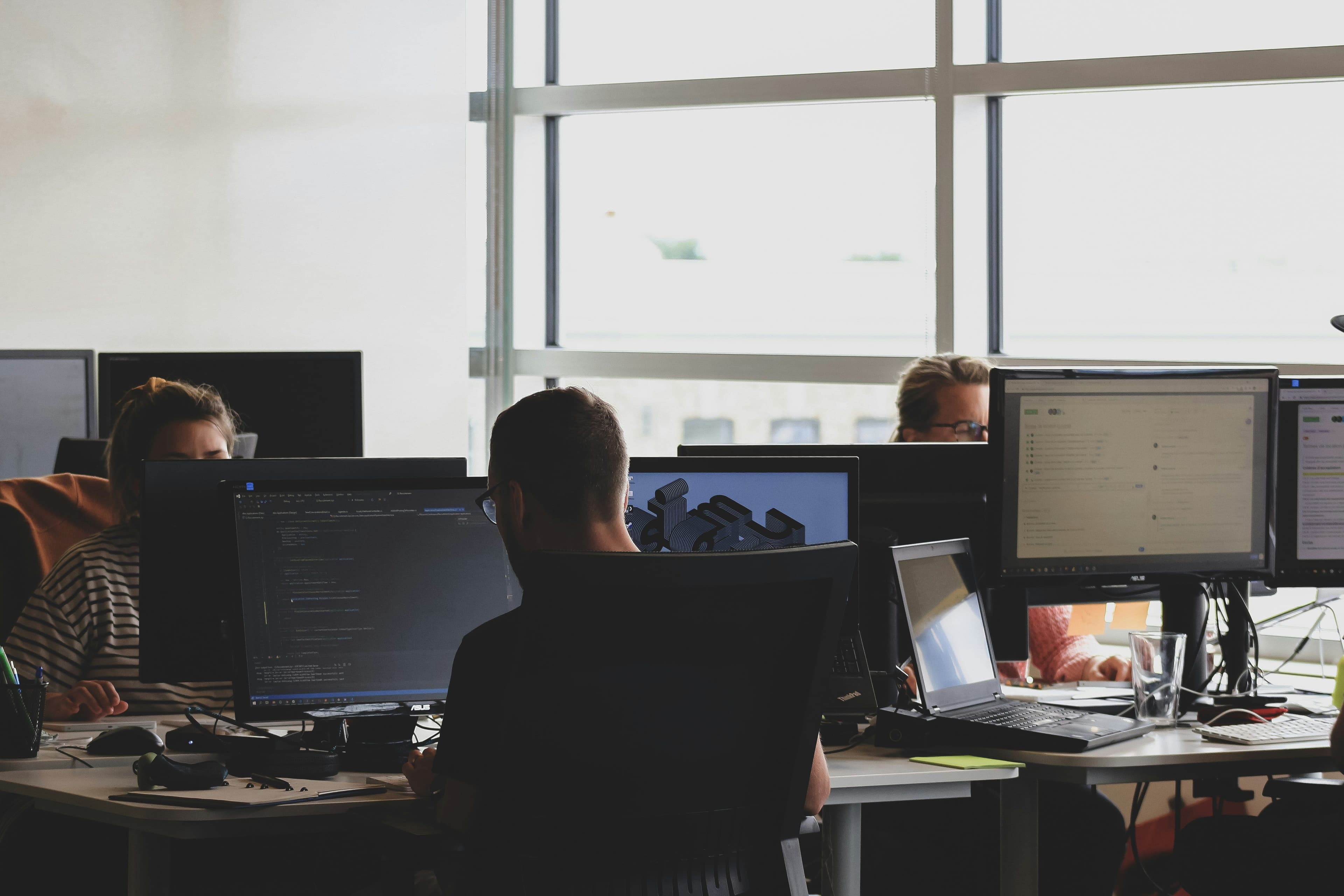 Softwareprojekte ohne Kontrollverlust steuern: Ein praxisnaher Leitfaden zum Projektmanagement